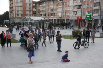Esplanada Casei de Cultură Suceava a fost animată, ieri seară, de zeci de suceveni