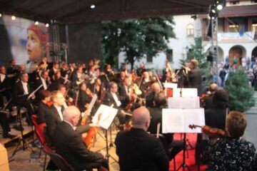 Câteva mii de suceveni au venit pe esplanada Palatului Administrativ pentru a asista la un concert de excepție