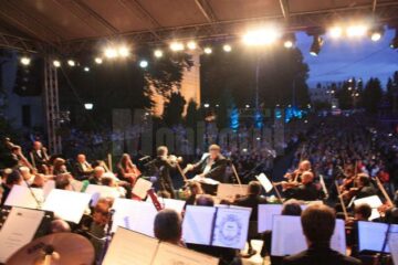 Câteva mii de suceveni au venit pe esplanada Palatului Administrativ pentru a asista la un concert de excepție