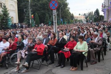 Câteva mii de suceveni au venit pe esplanada Palatului Administrativ pentru a asista la un concert de excepție