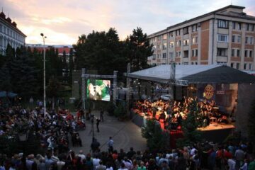 Câteva mii de suceveni au venit pe esplanada Palatului Administrativ pentru a asista la un concert de excepție
