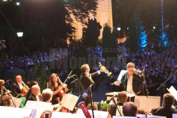 Câteva mii de suceveni au venit pe esplanada Palatului Administrativ pentru a asista la un concert de excepție