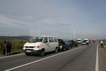 Patru autovehicule, toate marca Volkswagen, au fost implicate ieri dimineață într-un carambol pe E85