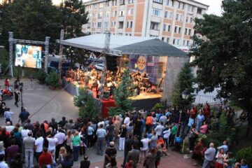 Câteva mii de suceveni au venit pe esplanada Palatului Administrativ pentru a asista la un concert de excepție