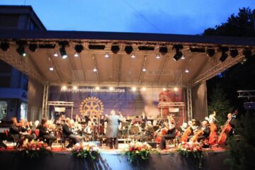 Câteva mii de suceveni au venit pe esplanada Palatului Administrativ pentru a asista la un concert de excepție