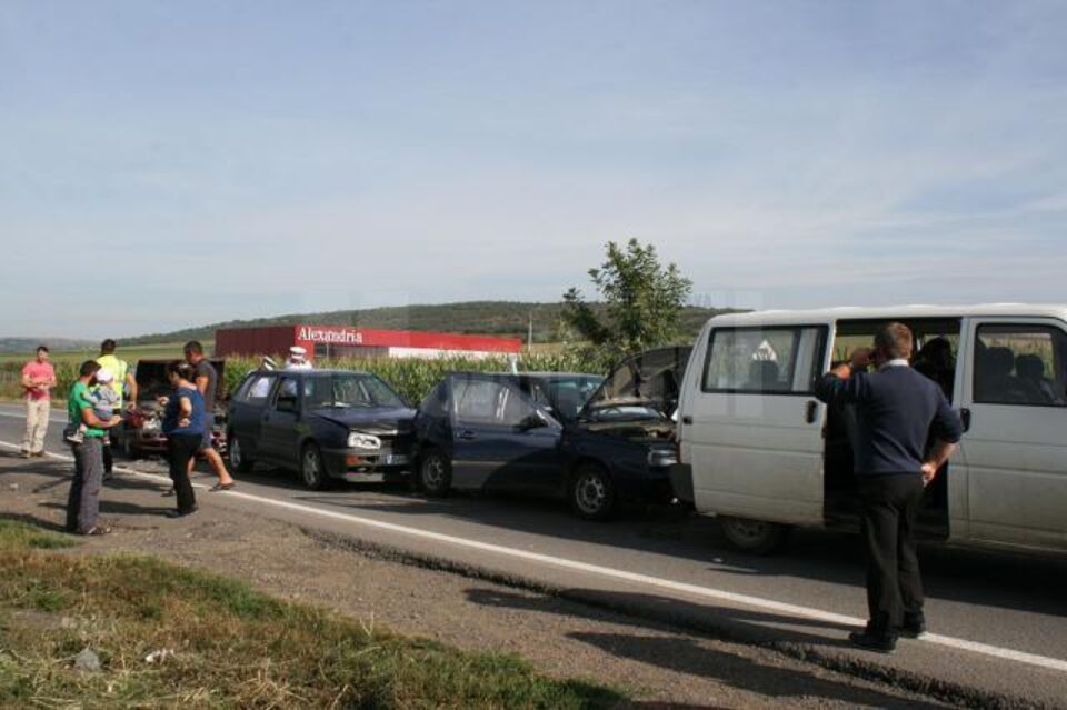Patru autovehicule, toate marca Volkswagen, au fost implicate ieri dimineață într-un carambol pe E85