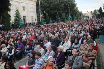 Câteva mii de suceveni au venit pe esplanada Palatului Administrativ pentru a asista la un concert de excepție