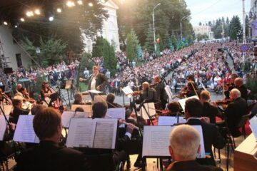 Câteva mii de suceveni au venit pe esplanada Palatului Administrativ pentru a asista la un concert de excepție