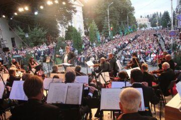 Câteva mii de suceveni au venit pe esplanada Palatului Administrativ pentru a asista la un concert de excepție