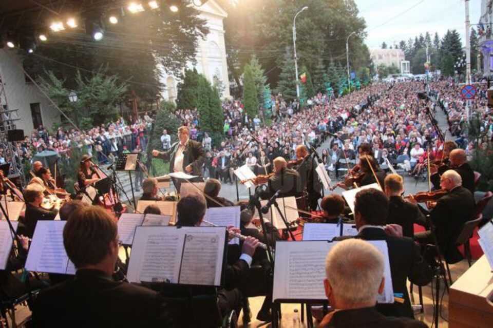 Câteva mii de suceveni au venit pe esplanada Palatului Administrativ pentru a asista la un concert de excepție
