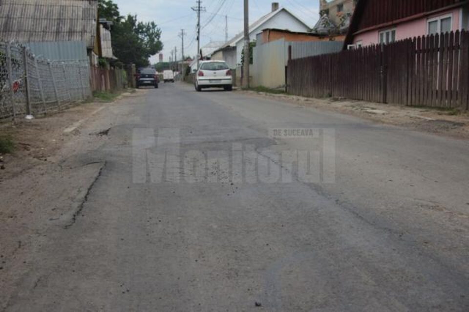 Asfaltul s-a lăsat și a crăpat deasupra zonelor unde au fost montate noi conducte de apă și canalizare