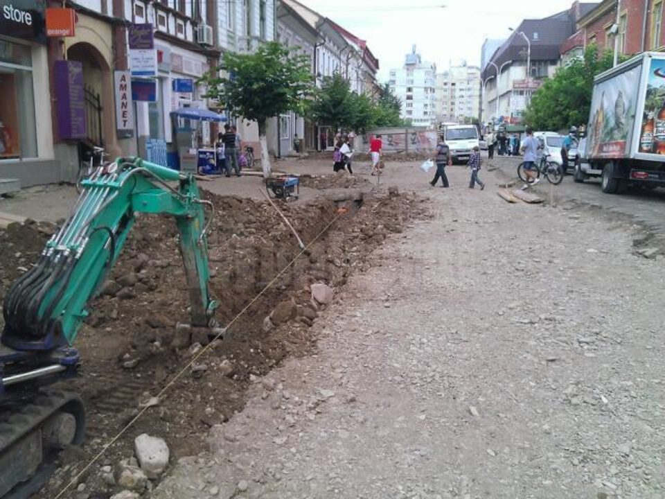 Lucrările la amenajarea unei zone pietonale pe str. Piața Unirii din Rădăuți, suspendate