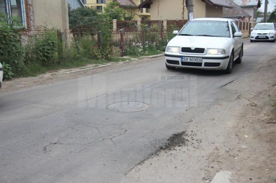 Asfaltul s-a lăsat și a crăpat deasupra zonelor unde au fost montate noi conducte de apă și canalizare