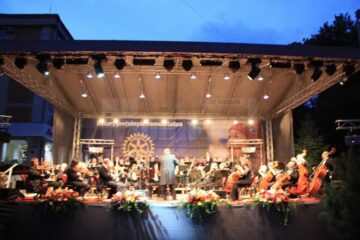 Câteva mii de suceveni au venit pe esplanada Palatului Administrativ pentru a asista la un concert de excepție