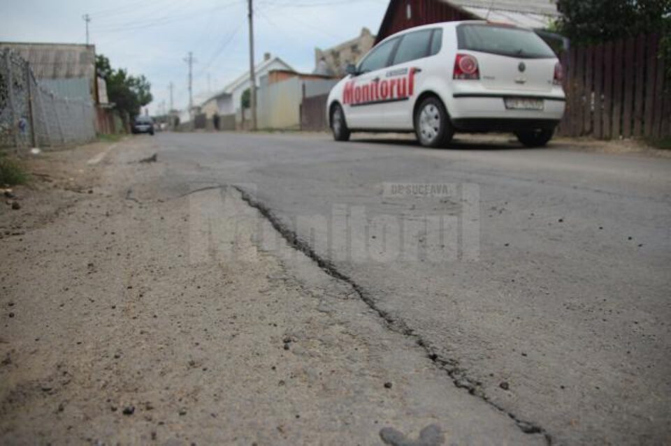 Asfaltul s-a lăsat și a crăpat deasupra zonelor unde au fost montate noi conducte de apă și canalizare