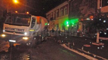 Într-un dispreț total față de ceea ce înseamnă legislație, constructorii și reprezentanții Primăriei Rădăuți au decis să continue munca