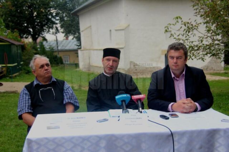 Șeful Direcției pentru Cultură, Aurel Buzincu, preotul Constantin Ciupu și președintele CJ Suceava, Cătălin Nechifor