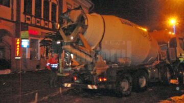 Într-un dispreț total față de ceea ce înseamnă legislație, constructorii și reprezentanții Primăriei Rădăuți au decis să continue munca