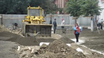 Într-un dispreț total față de ceea ce înseamnă legislație, constructorii și reprezentanții Primăriei Rădăuți au decis să continue munca