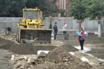 Într-un dispreț total față de ceea ce înseamnă legislație, constructorii și reprezentanții Primăriei Rădăuți au decis să continue munca