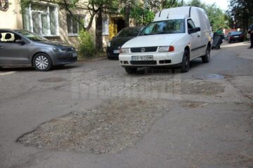 Obligația de a asfalta după avariile la apă și canal este pasată între Primăria Suceava și ACET