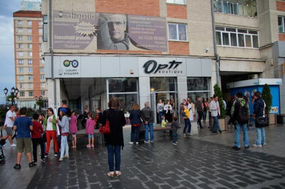 Opti Boutique este amplasat pe esplanada Casei Culturii, lângă reprezentanța Vodafone, vizavi de pub-ul Oscar Wilde Opti Boutique este amplasat pe esplanada Casei Culturii, lângă reprezentanța Vodafone, vizavi de pub-ul Oscar Wilde