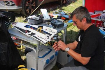 Cele mai rapide navomodele și cei mai buni piloți din țară se întrec pe iazul Nada Florilor din Fălticeni