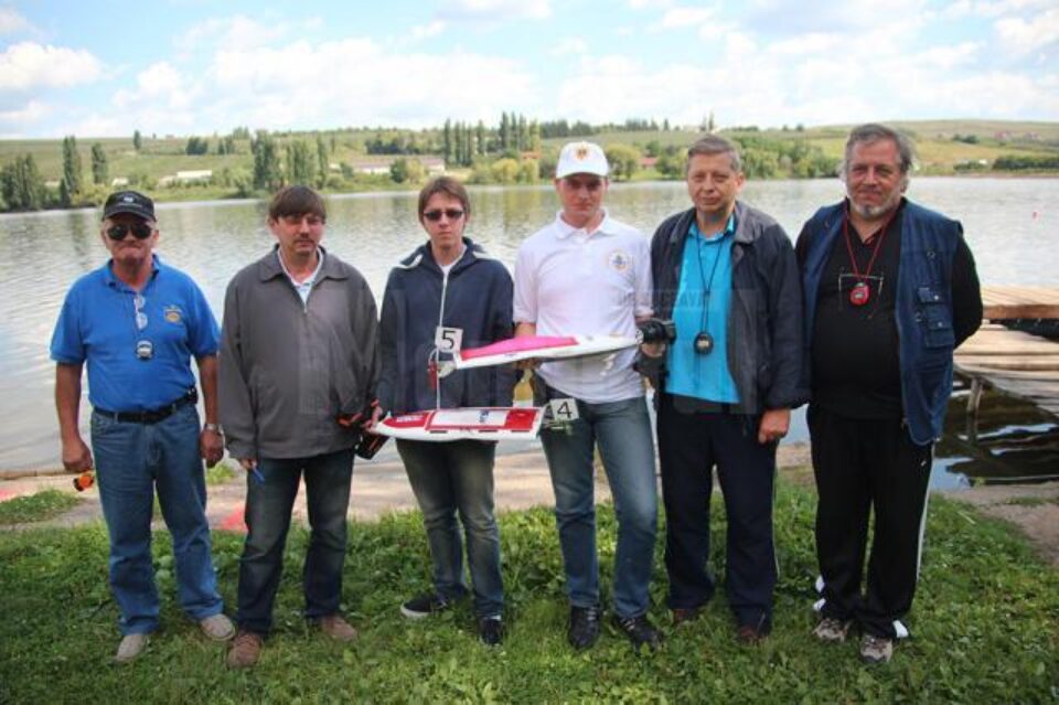 Cei cinci suceveni care participa la finala, de la dreapta la stanga, alături de arbitrul care reprezinta Suceava la finala campionatului national de navomodele de curse