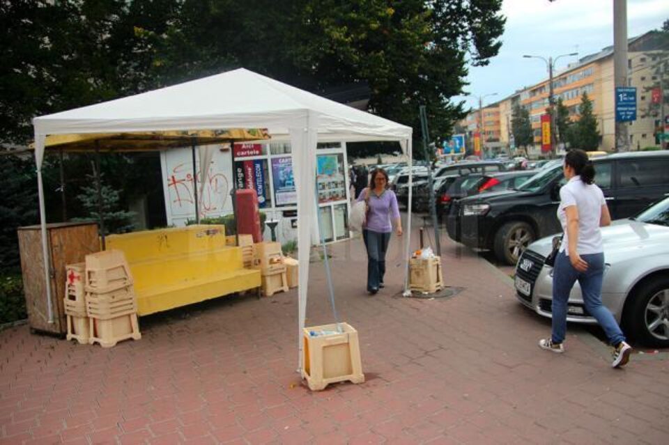 Spațiul lăsat trecătorilor a fost limitat la o cărare – fix cât să încapă o persoană, între stâlpii cortului și botul mașinilor parcate în laterala dinspre stradă Spațiul lăsat trecătorilor a fost limitat la o cărare – fix cât să încapă o persoană, între stâlpii cortului și botul mașinilor parcate în laterala dinspre stradă