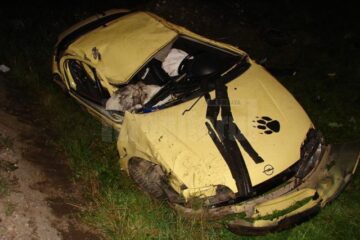 Mașina în care se aflau cei patru tineri s-a izbit de scheletul metalic al unui panou publicitar, iar apoi s-a răsturnat