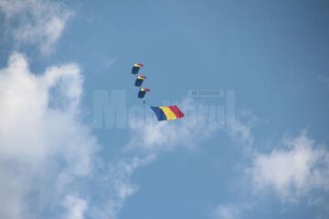 La „Suceava Airshow” au evoluat peste 20 de avioane performante, parașutiști și aproximativ 30 de piloți din țară