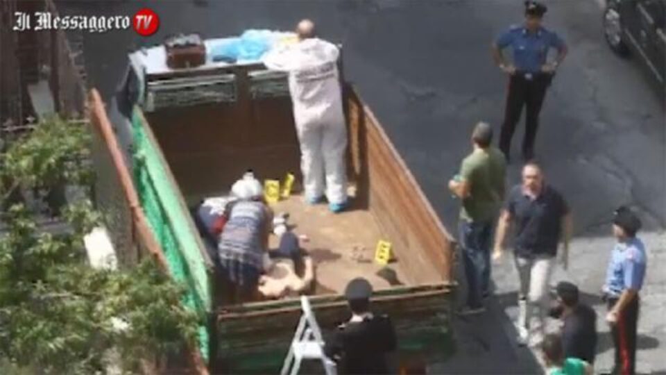 Tânărul a fost găsit mort în remorca unei camionete, într-o zonă de la periferia Romei