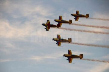 La „Suceava Airshow” au evoluat peste 20 de avioane performante, parașutiști și aproximativ 30 de piloți din țară