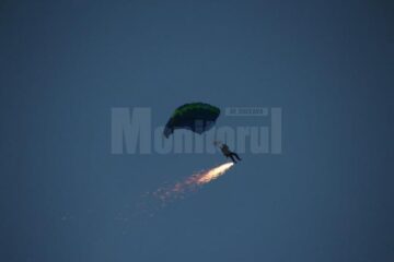 Duminică mitingul aviatic a luat-o de la capăt, cu evoluții spectaculoase ale piloților invitați