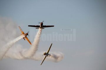Duminică mitingul aviatic a luat-o de la capăt, cu evoluții spectaculoase ale piloților invitați