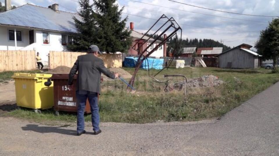 Panoul publicitar de care s-a izbit mașina în care se afla Oana este abandonat la marginea DN 17, de aproximativ zece ani