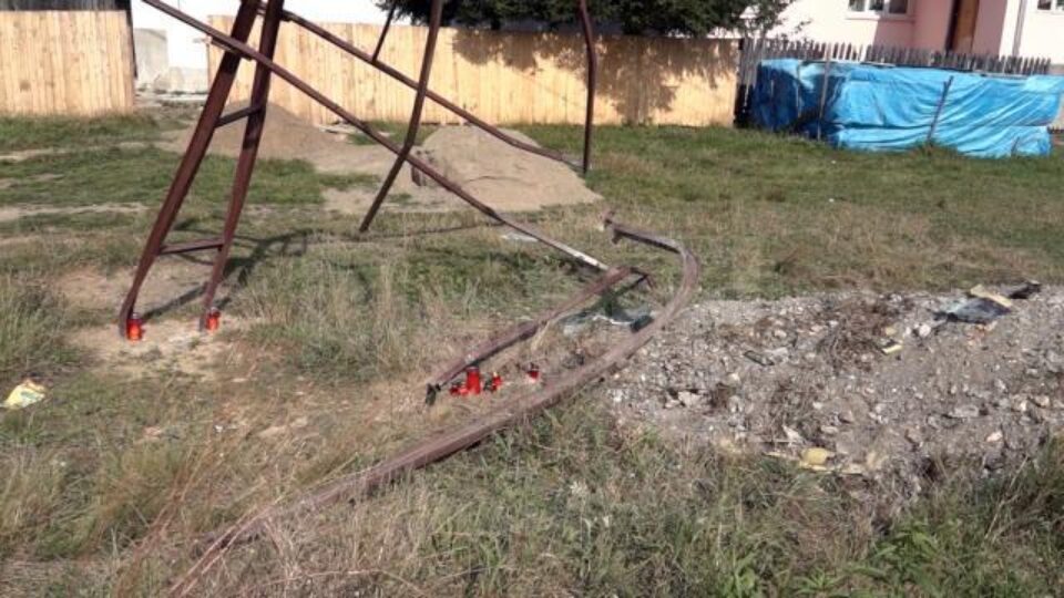 Panoul publicitar de care s-a izbit mașina în care se afla Oana este abandonat la marginea DN 17, de aproximativ zece ani