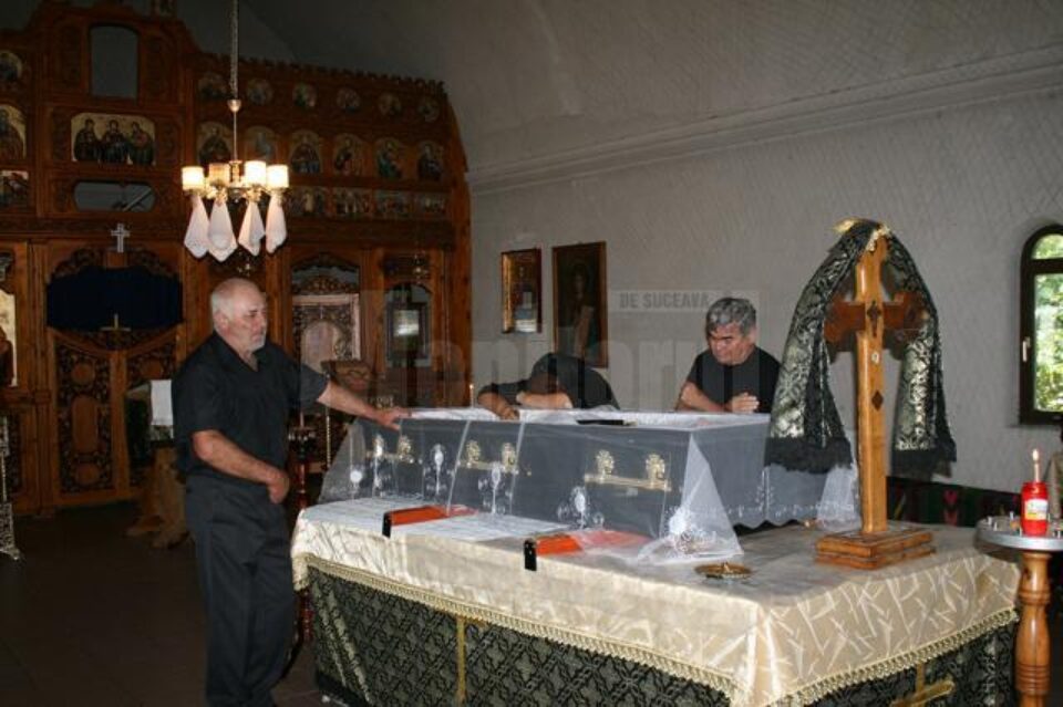 Părinții lui Adrian Ciocan sunt împietriți de durere la sicriul singurului lor băiat Părinții lui Adrian Ciocan sunt împietriți de durere la sicriul singurului lor băiat
