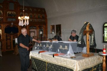 Părinții lui Adrian Ciocan sunt împietriți de durere la sicriul singurului lor băiat