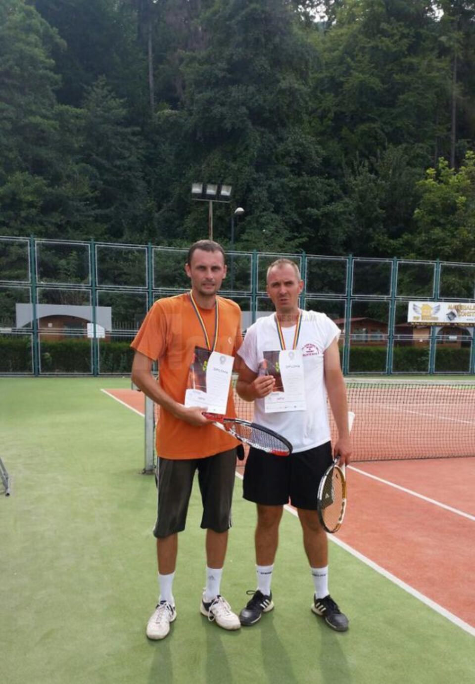 Suceveanul Florin Dumbravă (dreapta) a câștigat argintul la turneul Tenis Partener Cupa Perla Invest de la Piatra Neamț Suceveanul Florin Dumbravă (dreapta) a câștigat argintul la turneul Tenis Partener Cupa Perla Invest de la Piatra Neamț