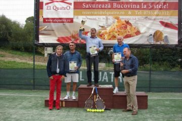 Ilie Năstase îi premiază pe Dan Ursu, Costică Prostire și Flavius Ulici, primii trei clasați la Open „El Quatro”.