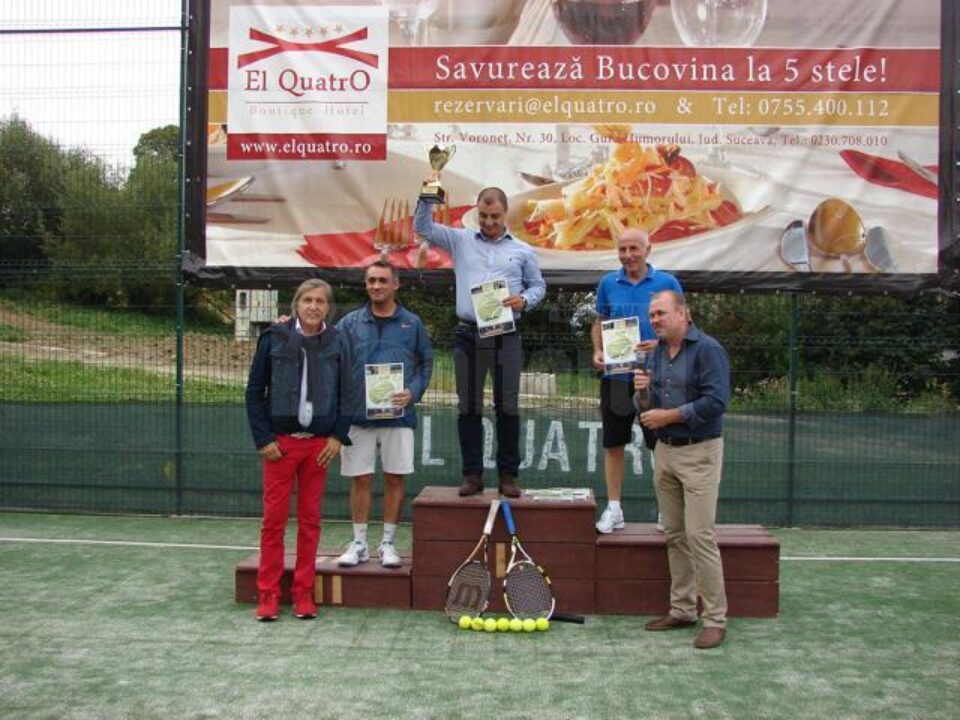 Ilie Năstase îi premiază pe Dan Ursu, Costică Prostire și Flavius Ulici, primii trei clasați la Open „El Quatro”. Ilie Năstase îi premiază pe Dan Ursu, Costică Prostire și Flavius Ulici, primii trei clasați la Open „El Quatro”.