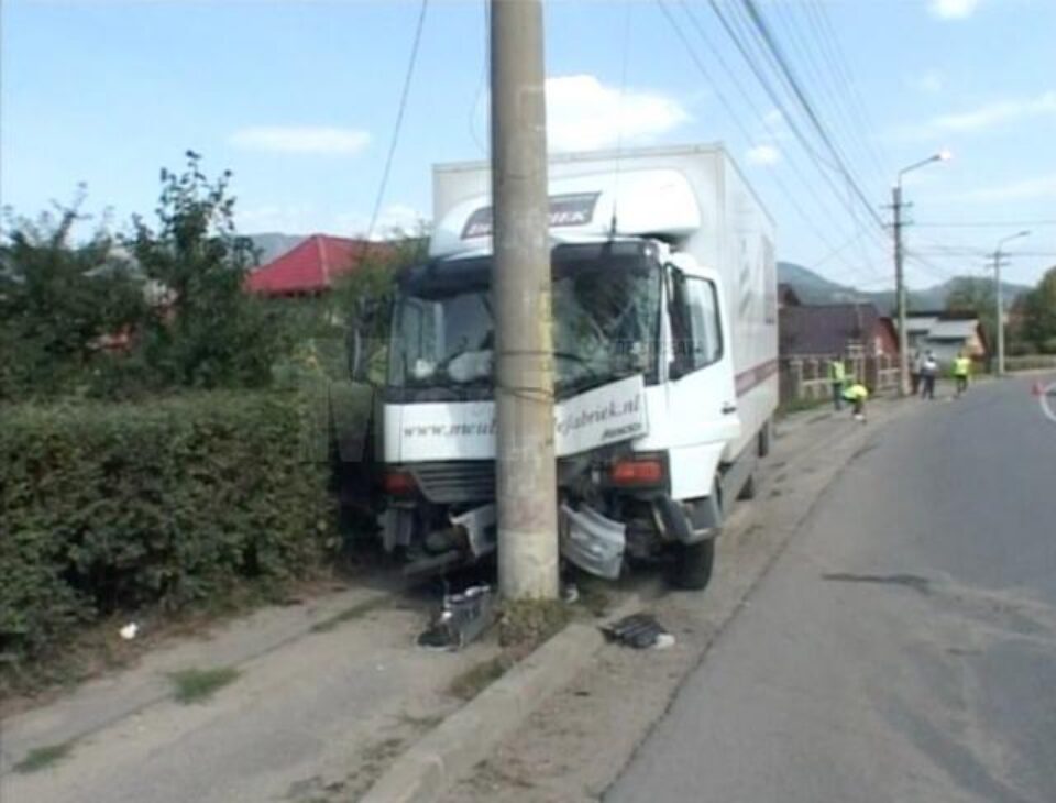 După ce l-a acroșat pe biciclist, camionul scăpat de sub control a lovit violent stâlpul