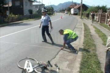 Biciclistul de 72 de ani a fost proiectat pe carosabil și în scurt timp a decedat