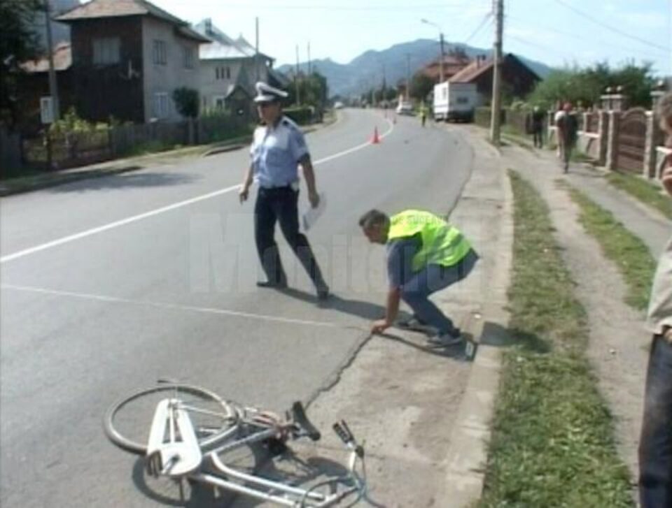 Biciclistul de 72 de ani a fost proiectat pe carosabil și în scurt timp a decedat