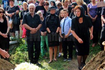 Sute de bicicliști, hocheiști, jucători de minifotbal, prieteni și rude l-au condus pe ultimul drum pe Cioky
