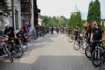 Sute de bicicliști, hocheiști, jucători de minifotbal, prieteni și rude l-au condus pe ultimul drum pe Cioky
