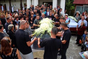 Sute de bicicliști, hocheiști, jucători de minifotbal, prieteni și rude l-au condus pe ultimul drum pe Cioky