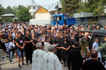 Sute de bicicliști, hocheiști, jucători de minifotbal, prieteni și rude l-au condus pe ultimul drum pe Cioky