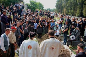Sute de bicicliști, hocheiști, jucători de minifotbal, prieteni și rude l-au condus pe ultimul drum pe Cioky